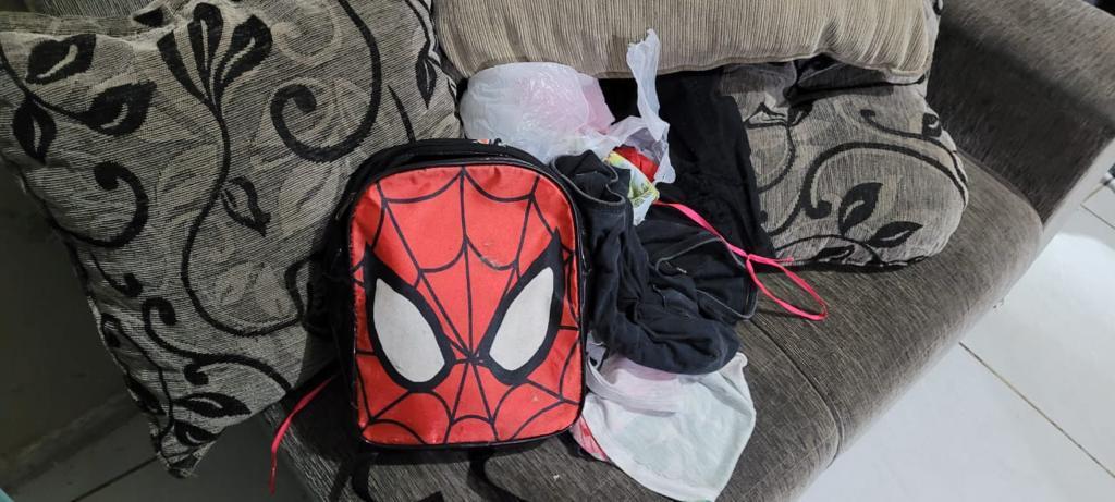 Imagem divulgada pela Polícia Federal mostra sofá marrom com mochila com temática do Homem-Aranha e outras sacolas plásticas em cima, no âmbito da operação Arimã, que cumpriu um mandado de prisão preventiva em Fortaleza, em 4 de julho de 2023, contra um suspeito de cometer crimes de estupro de vulnerável, produção, armazenamento e divulgação de material pornográfico envolvendo criança ou adolescente