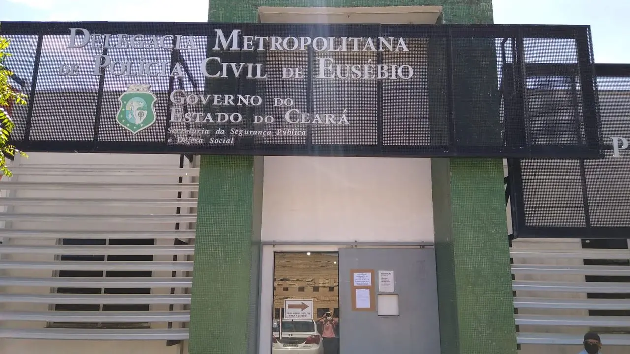 Criança sem identificação segura ursinho da cor marrom