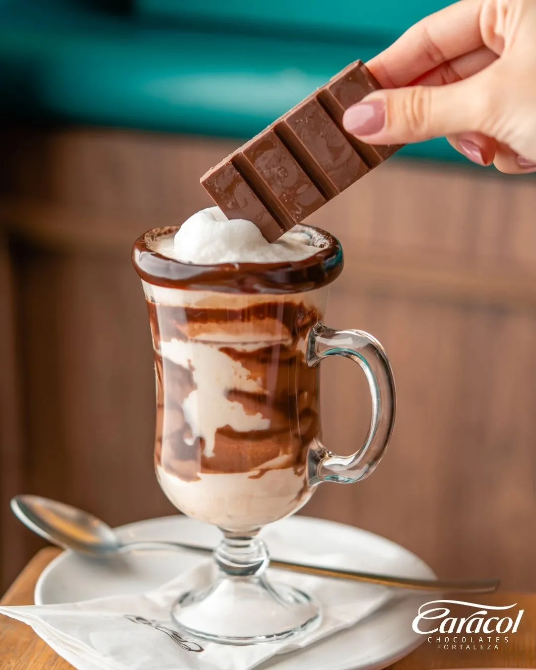A bebida Lattes Submarino combina dois tabletes de chocolate meio amargo mergulhado em leite vaporizado.