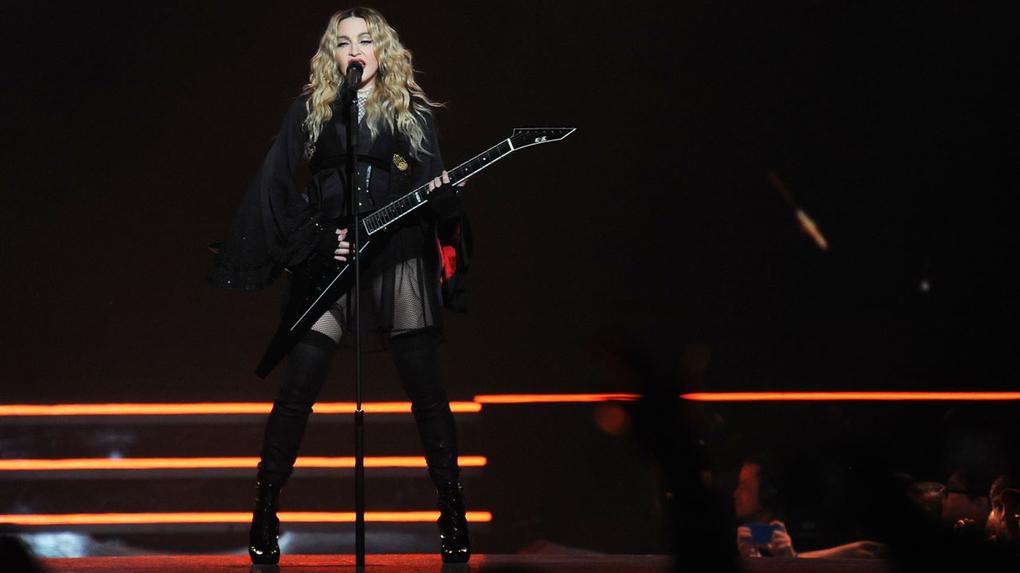 Madonna cantando e tocando durante show