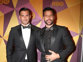 Ricky Martin e Jwan Yosef posam para foto em evento de gala. Os dois estão de smoking