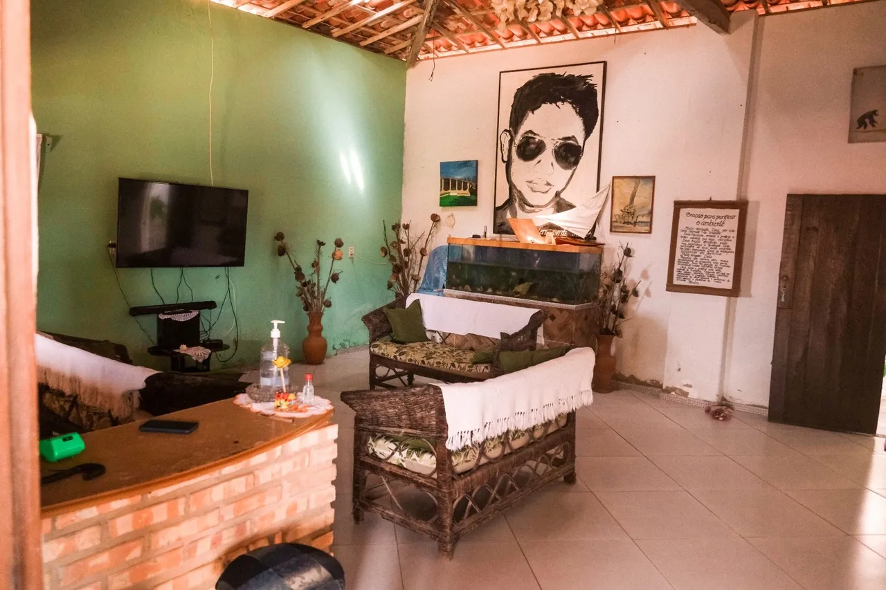 Sala da Pousada Sol e Mar, espaço compartilhado por visitantes e pelos donos