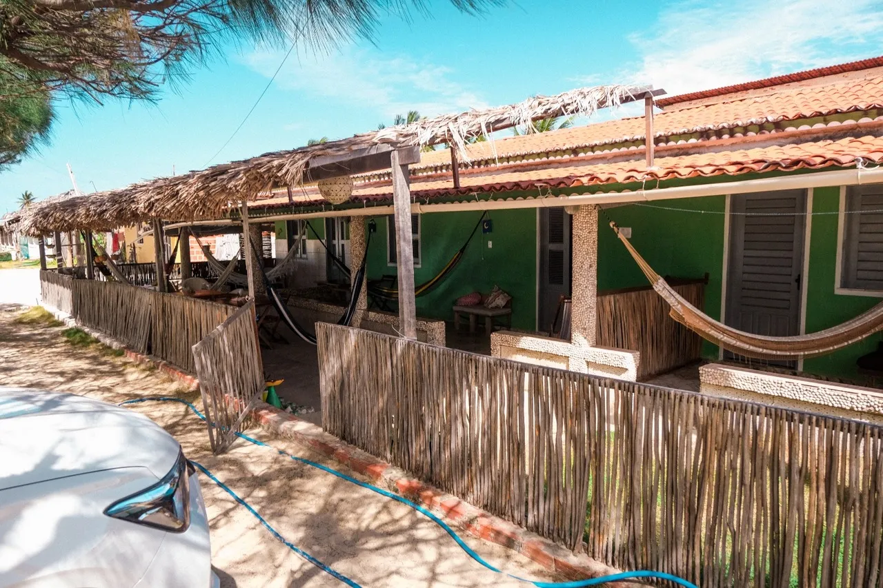 Chalé Coqueiral, cujos quartos ficam lado a lado com a casa dos nativos