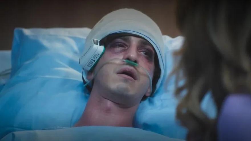 Johnny Massaro caracterizado como Daniel está com hematomas pelo rosto e deitado em uma cama de hospital