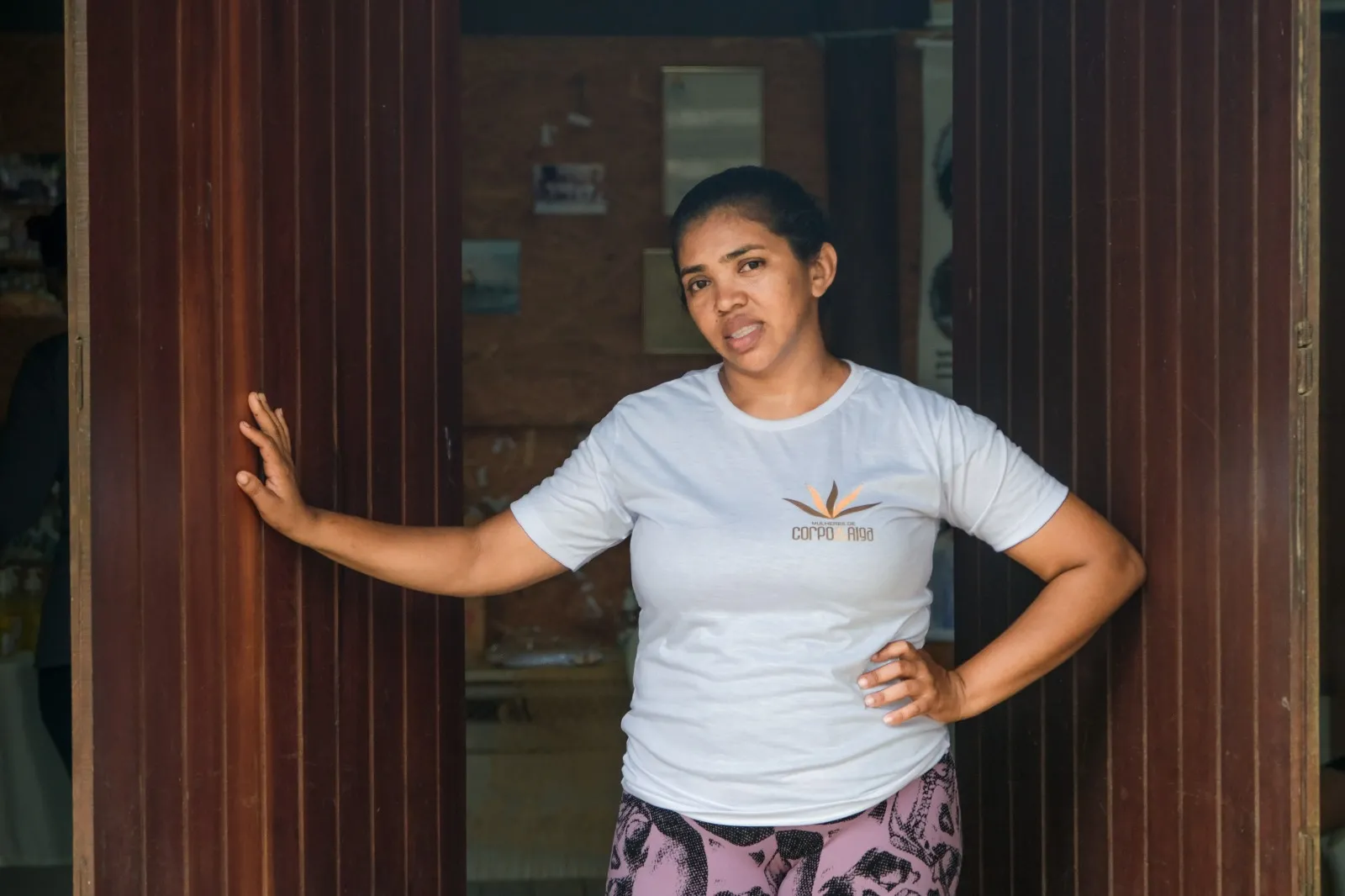 Leandra cata algas na praia desde os 9 anos - e desde os 15 é 