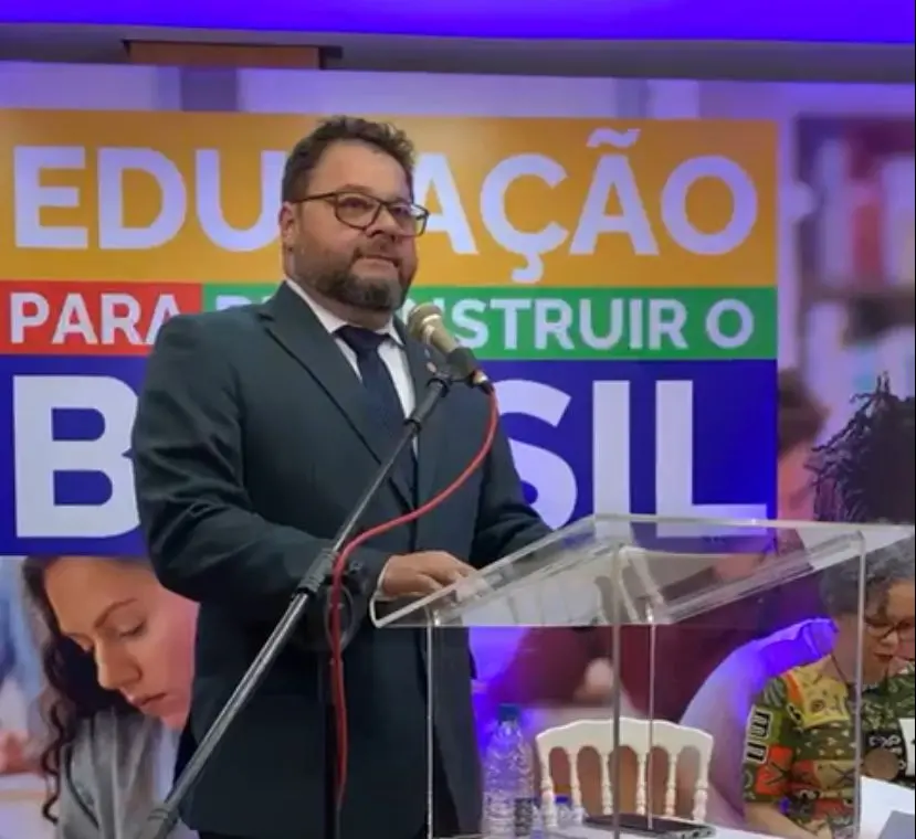 Silvério fala durante posse