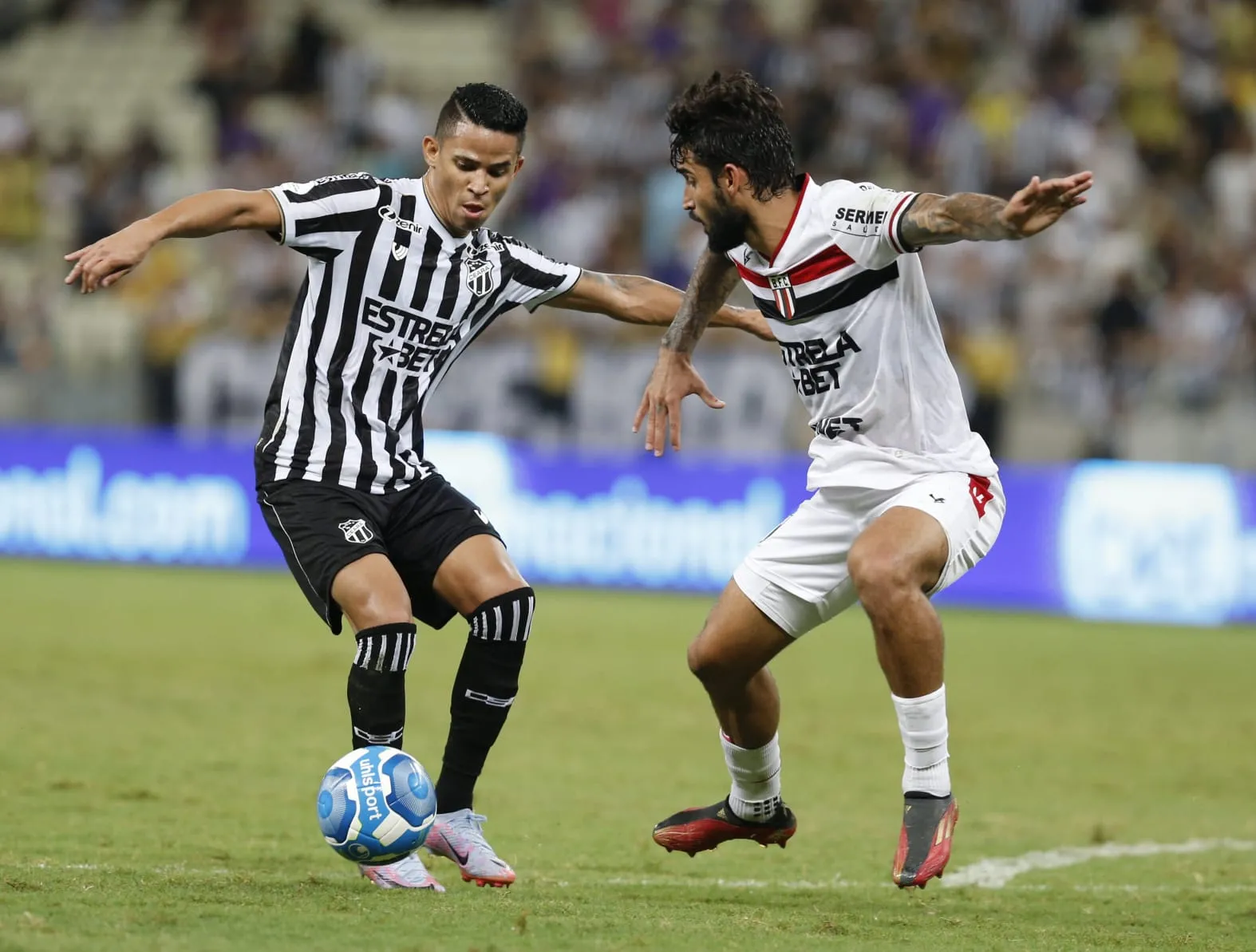 Erick criou boas jogadas para o Ceará, como a finalização na trave no 1º gol
