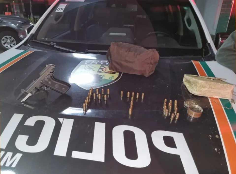 Esta é uma foto que contém uma pistola e munição