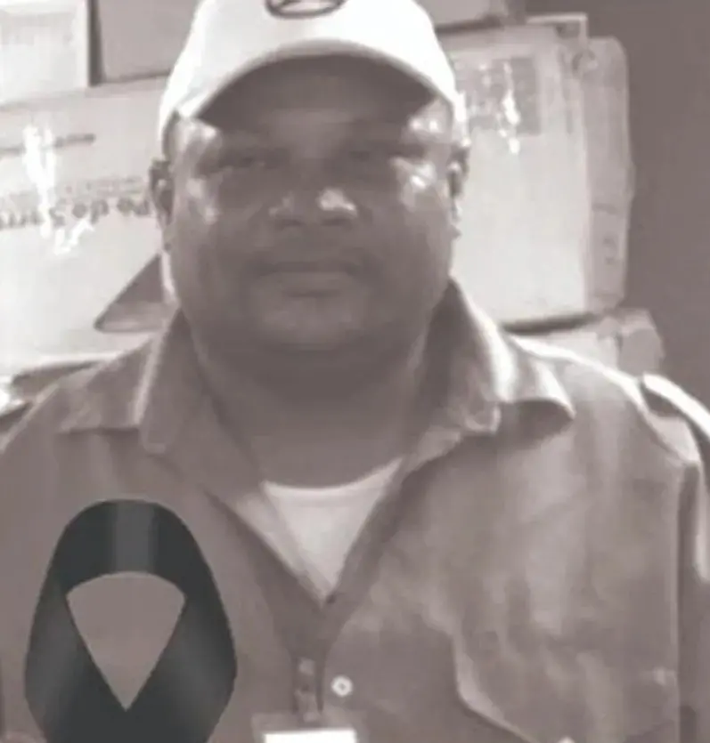 Foto em preto e branco de Josuel fardado e de boné