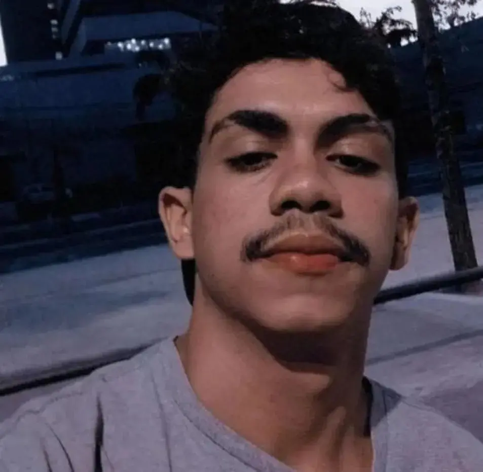 Selfie de Mateus mostra o rapaz de bigode e expressão séria