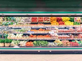 prateleira de supermercado com legumes