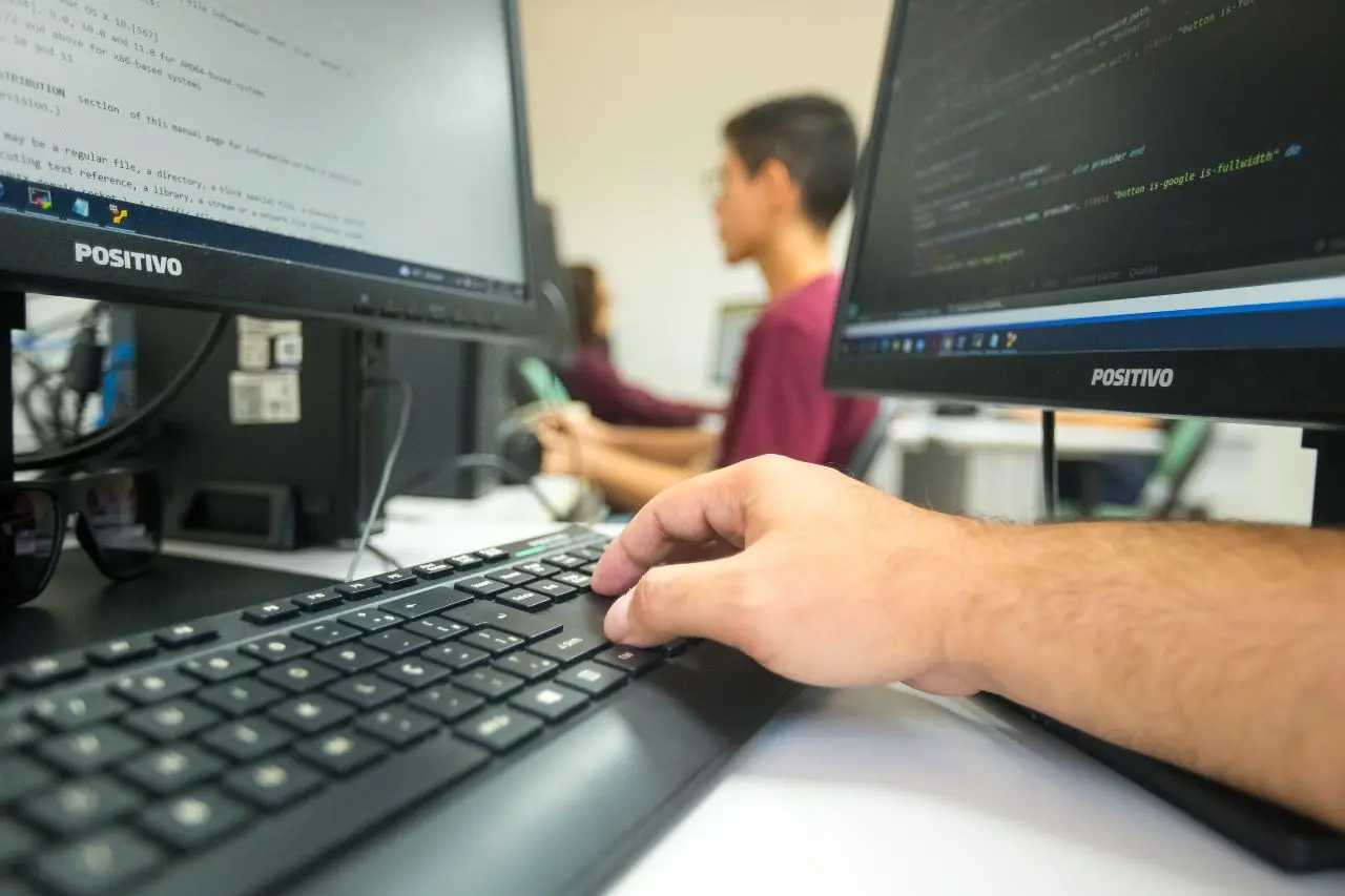 Jovem mexe em computador