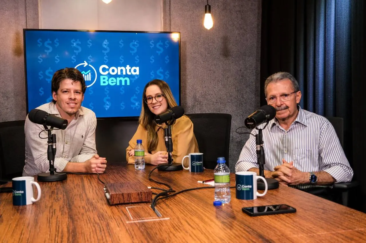 No Conta Bem, Junior Mello conversa com os jornalistas Ingrid Coelho e Egídio Serpa