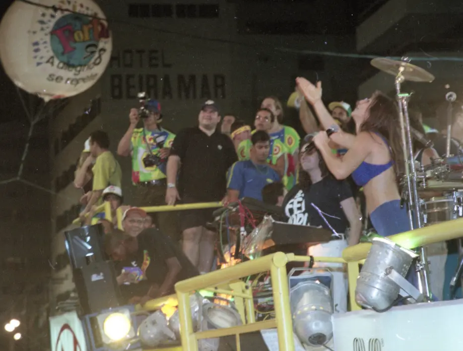 Ivete Sangalo com a banda Eva no Fortal, em 1998