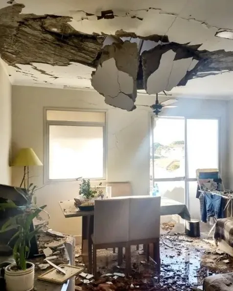 Um dos apartamentos, onde mora uma idosa, foi atingido pela queda da caixa d'água