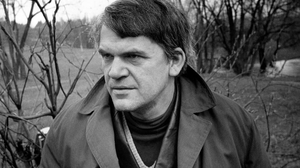 Milan Kundera em imagem em preto e branco