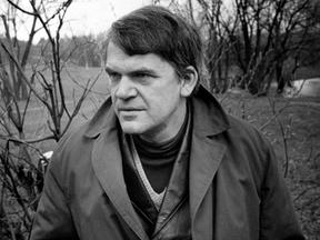 Milan Kundera em imagem em preto e branco