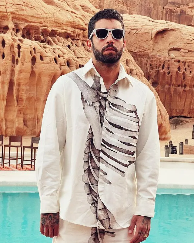 Pedro Scooby de óculos escuros