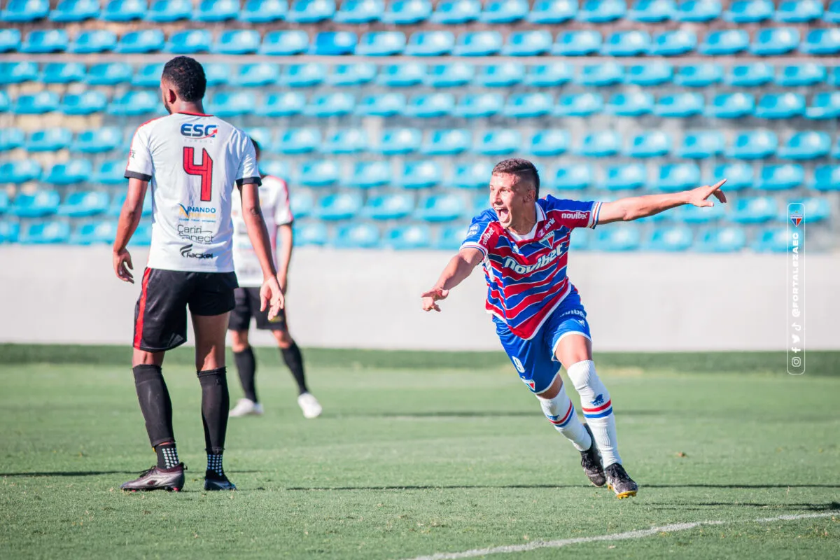 Iarley comemora um dos gols marcados na partida.