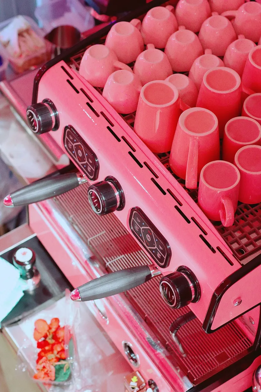 Louças e equipamentos da cafeteria são todas na tonalidade rosa