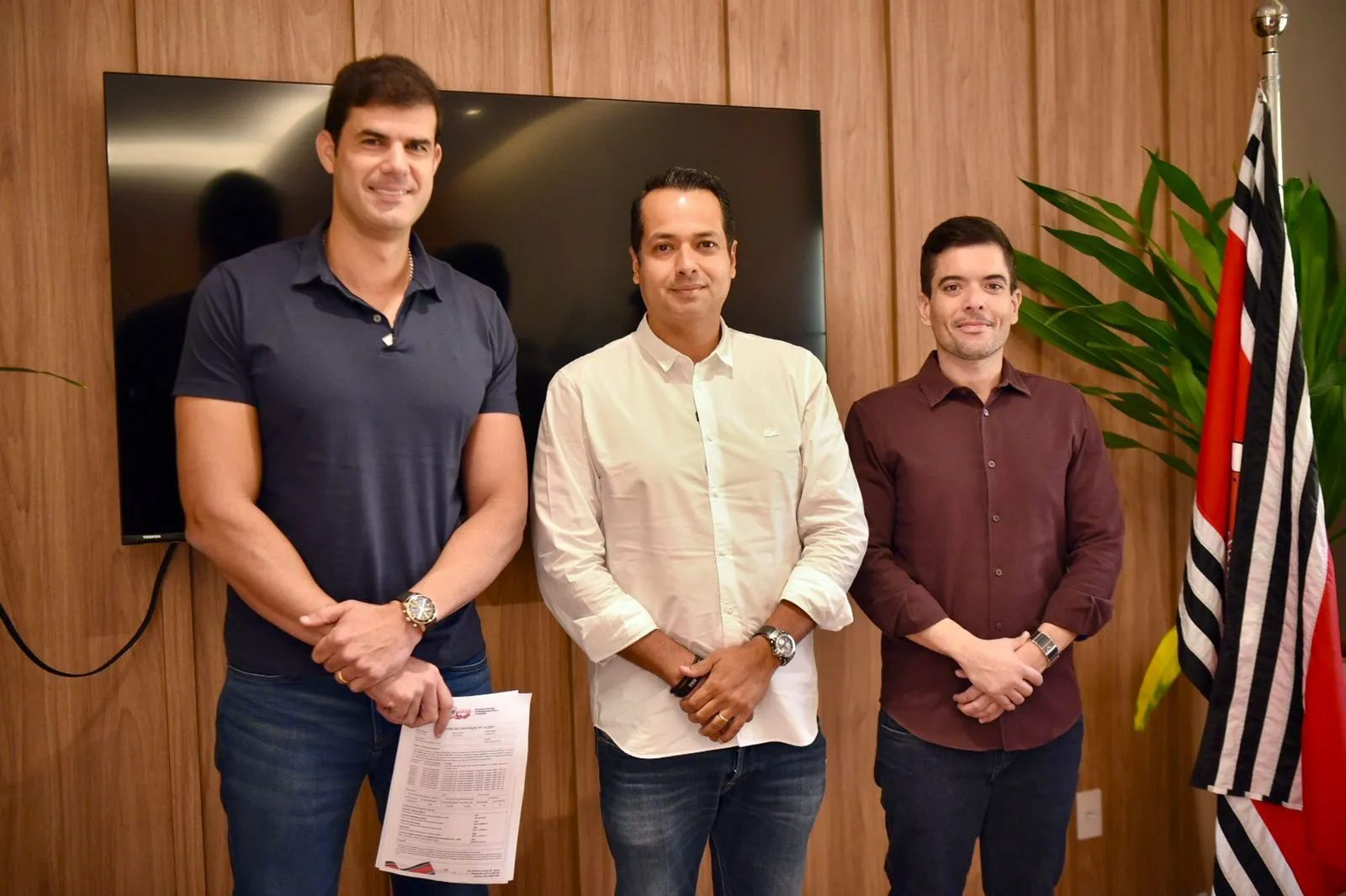 Renato Zenni, do Grupo Mateus, Vitor Valim e Diego Pinheiro, prefeito e secretário de planejamento urbano de Caucaia, respectivamente, celebraram acordo na tarde desta quinta-feira.