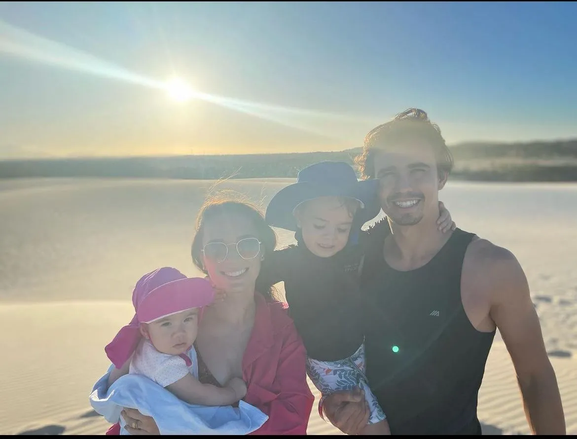 Zé Ricardo e a família na praia.