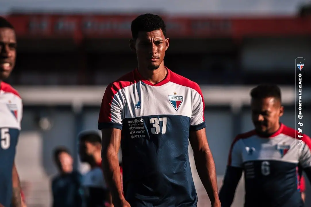 Foto de Alix Vinícius, ex-jogador do Fortaleza, durante treino no Pici