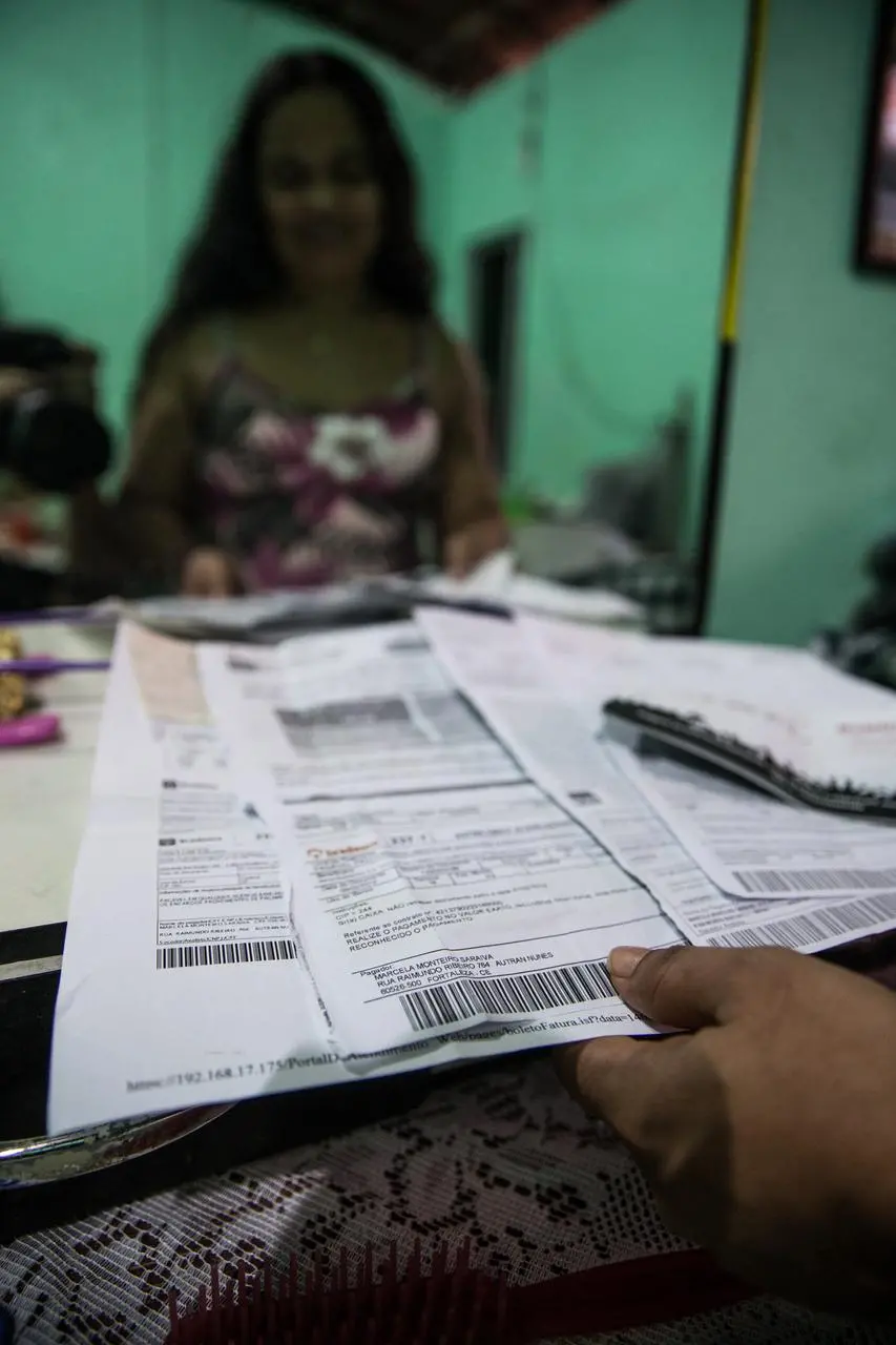 Foto que contém dívidas