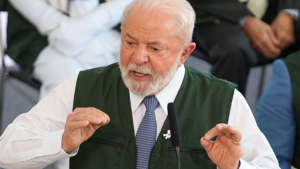Lula é um homem idoso, branco, de barba e cabelos também brancos