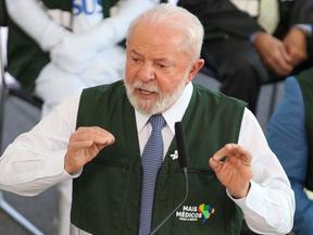 Lula é um homem idoso, branco, de barba e cabelos também brancos