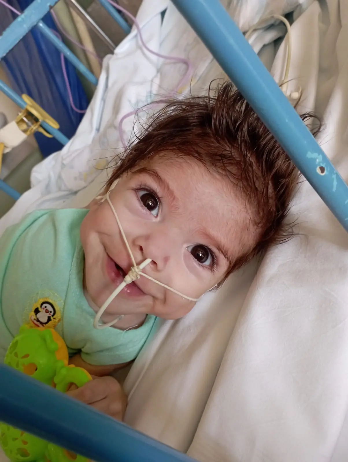 Eliseu no hospital, sorrindo, usando sonda