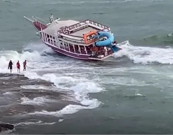 Embarcação ficou à deriva no mar da na Praia do Morro, em Guarapari, no Espírito Santo