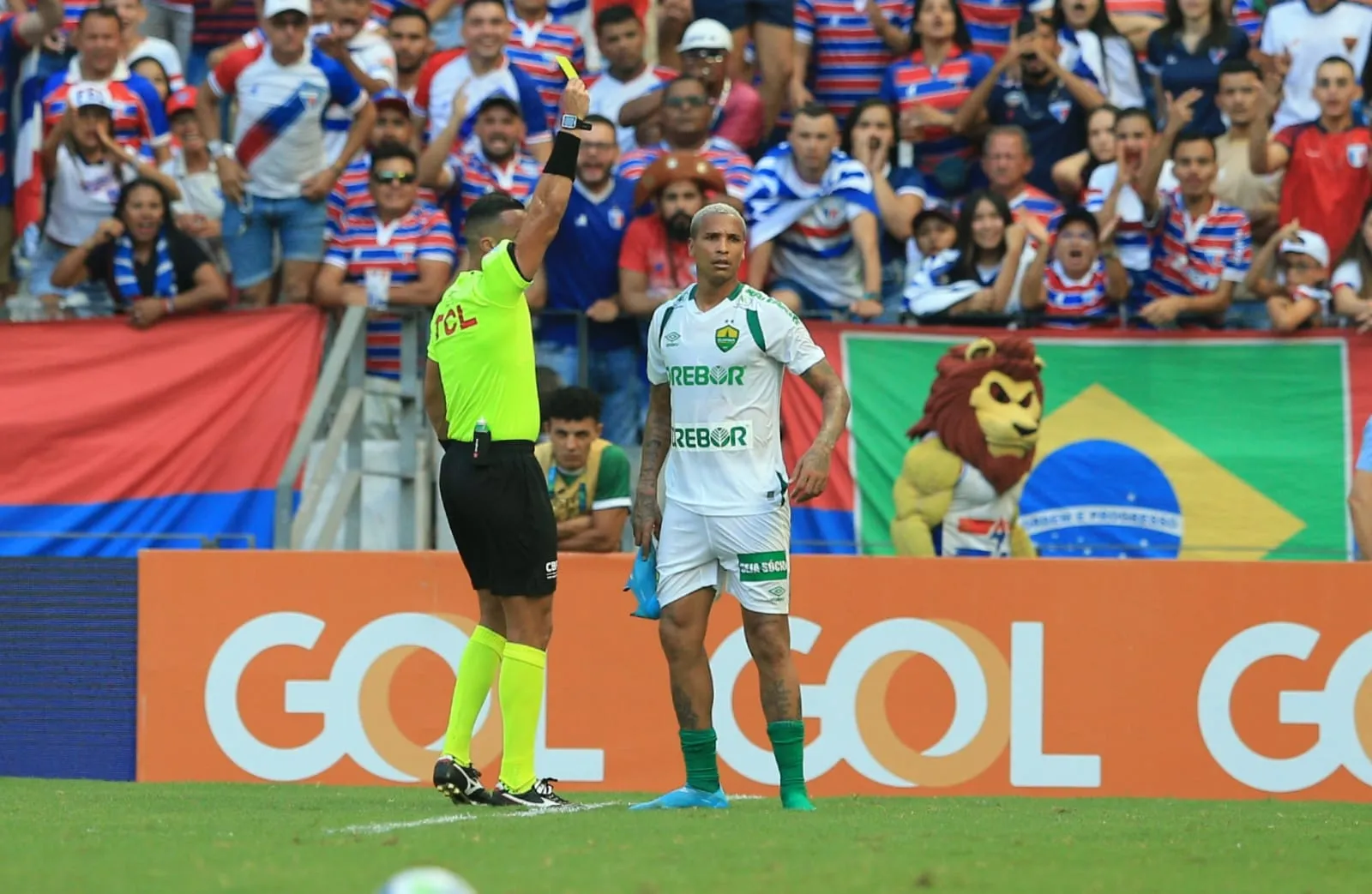 Com a chuteira na mão, Deyverson é advertido após retardar o início de jogo.