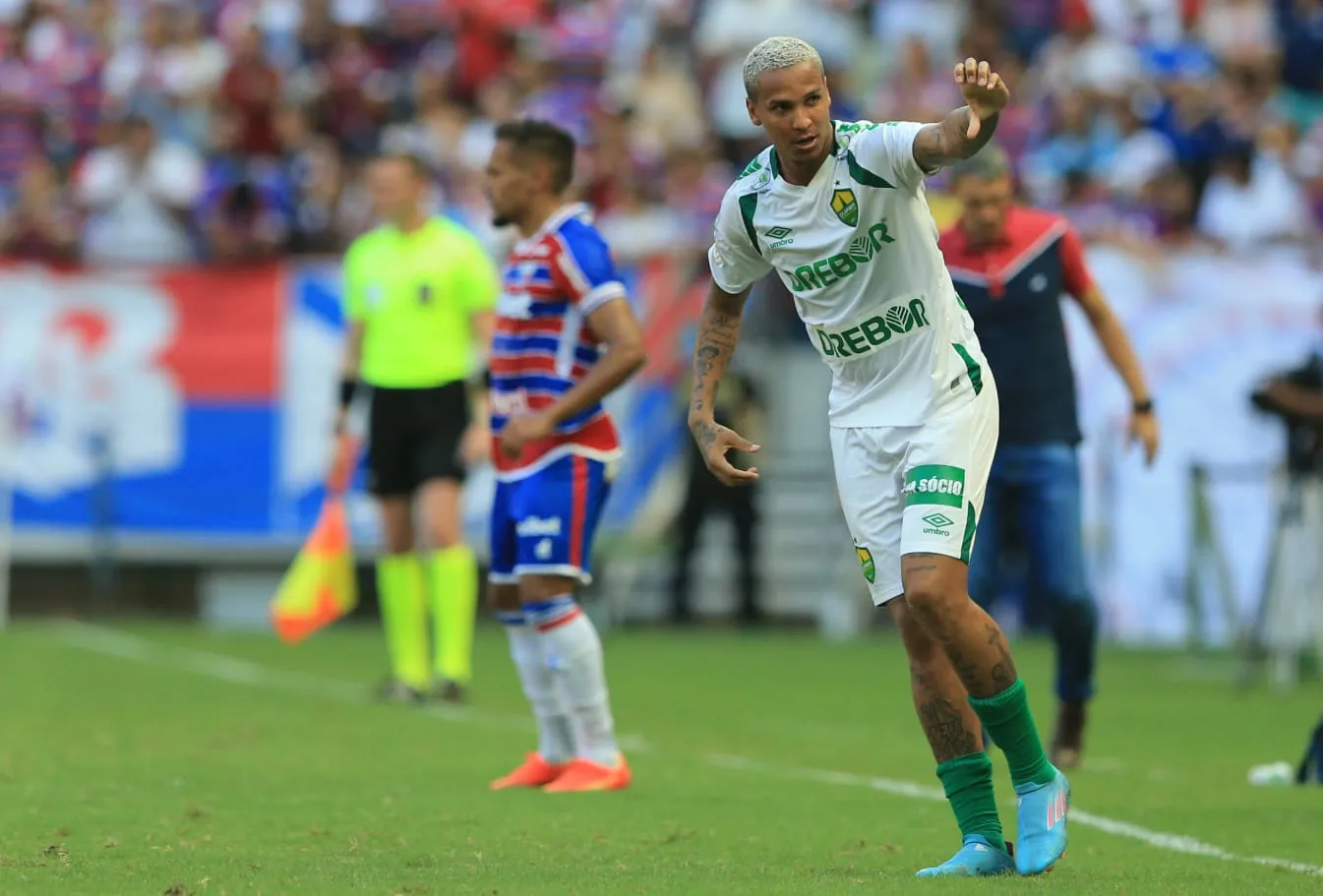 Deyverson comemora o único gol do jogo.