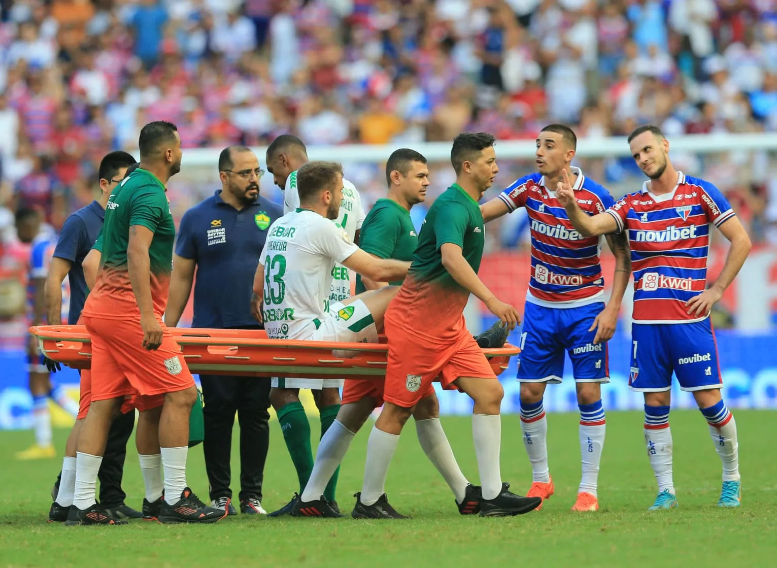 Duelo foi bastante paralisado para atendimentos aos atletas visitantes.