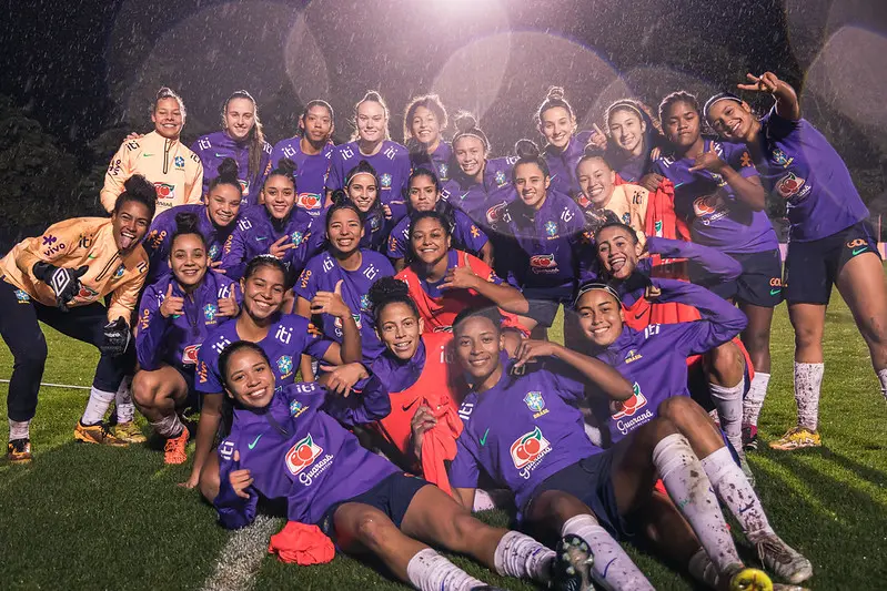 Imagem mostra jogadoras de futebol
