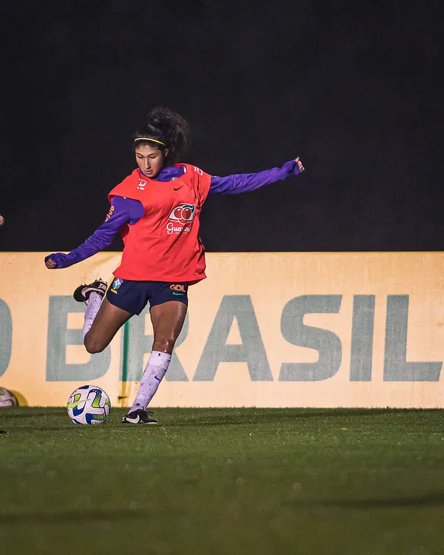 Imagem mostra jogadora de futebol