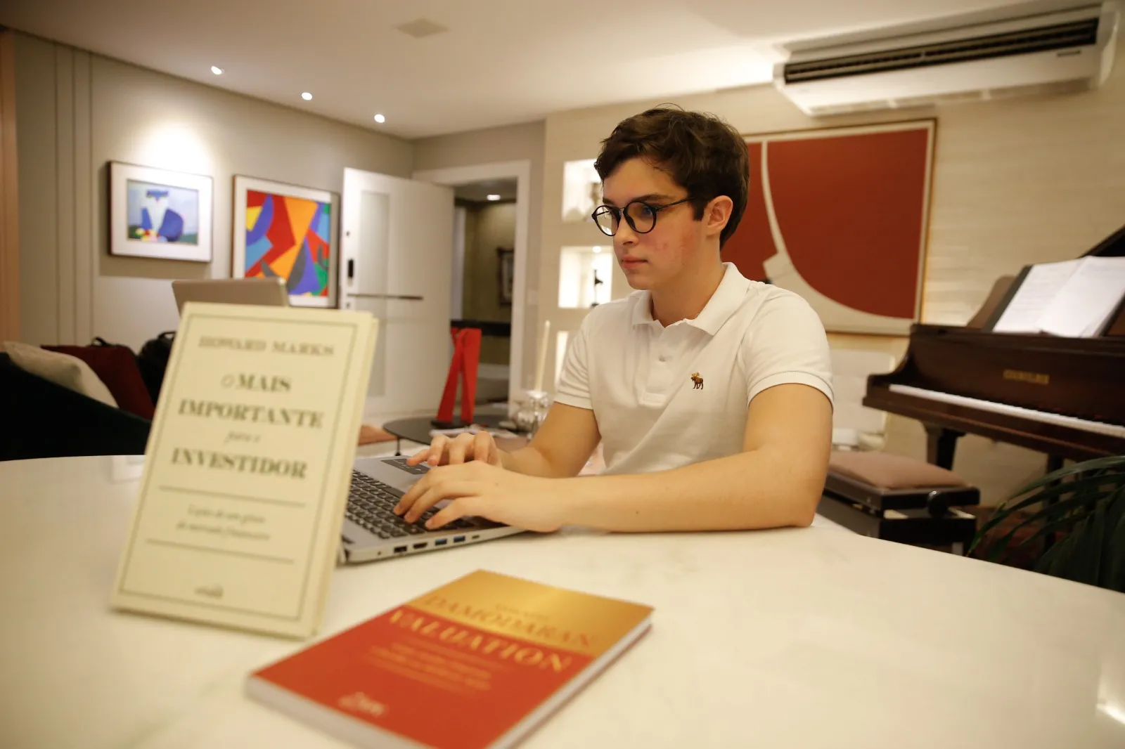 João tem o costume de estudar sobre investimentos