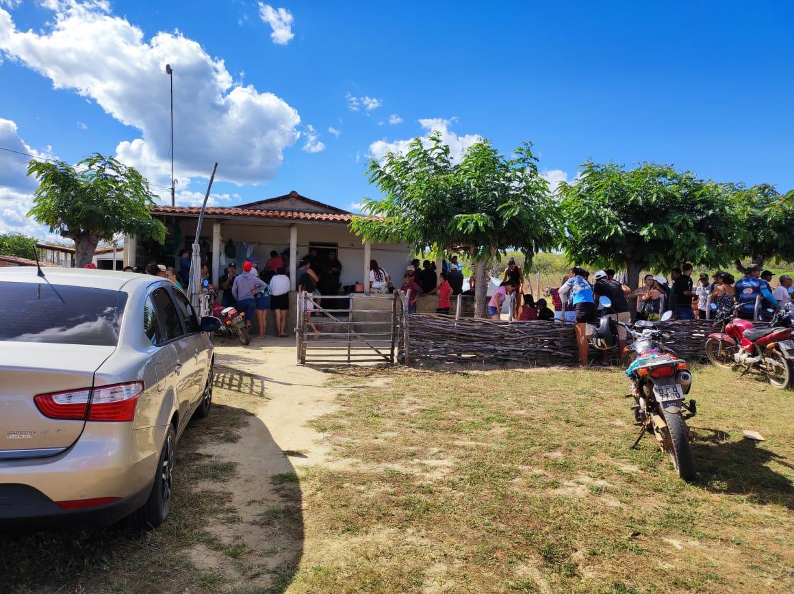 população aglomerada em casa onde homem matou esposa em crateús