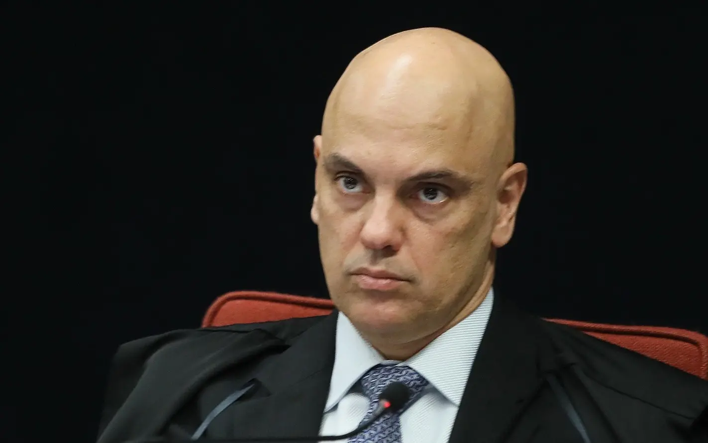 Alexandre de Moraes com expressão séria
