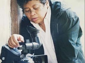 Marlene Mattos em fotografia antiga mexendo em uma câmera