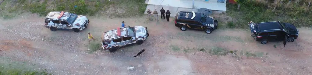 Imagem aérea da prisão de um homem que responde por roubo a banco