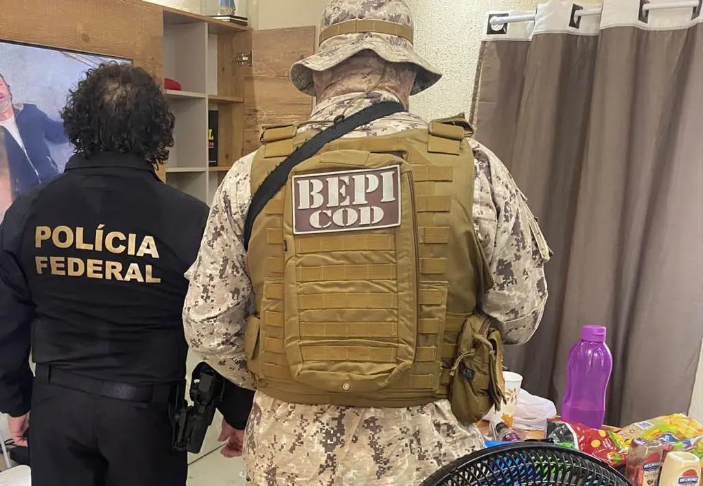 Agente de segurança cumpre mandado de busca e apreensão