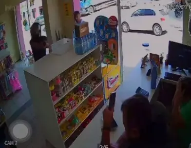 Dois homens chegaram a um estabelecimento comercial e efetuaram vários disparos contra a vítima