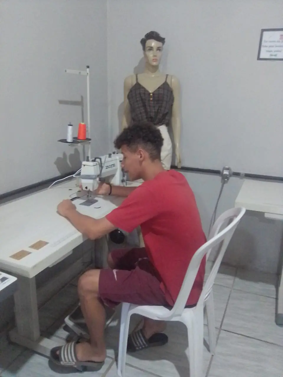 Jovem na costura