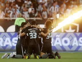 Foto de jogadores do Botafogo comemorando um gol