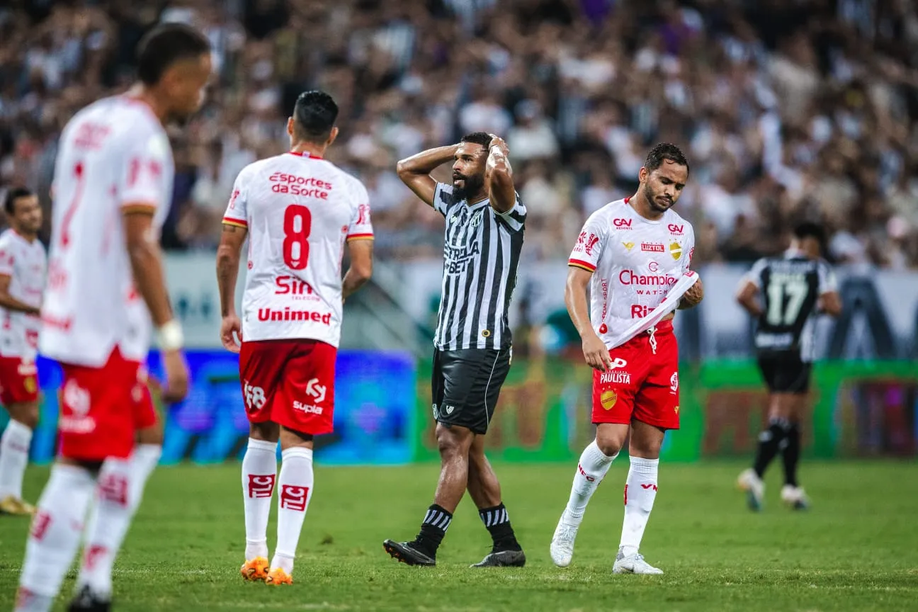 Willian Maranhão lamentou bastante a chance perdida.