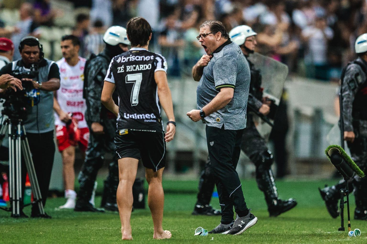 Guto Ferreira comemora vitória do Ceará sobre o Vila Nova