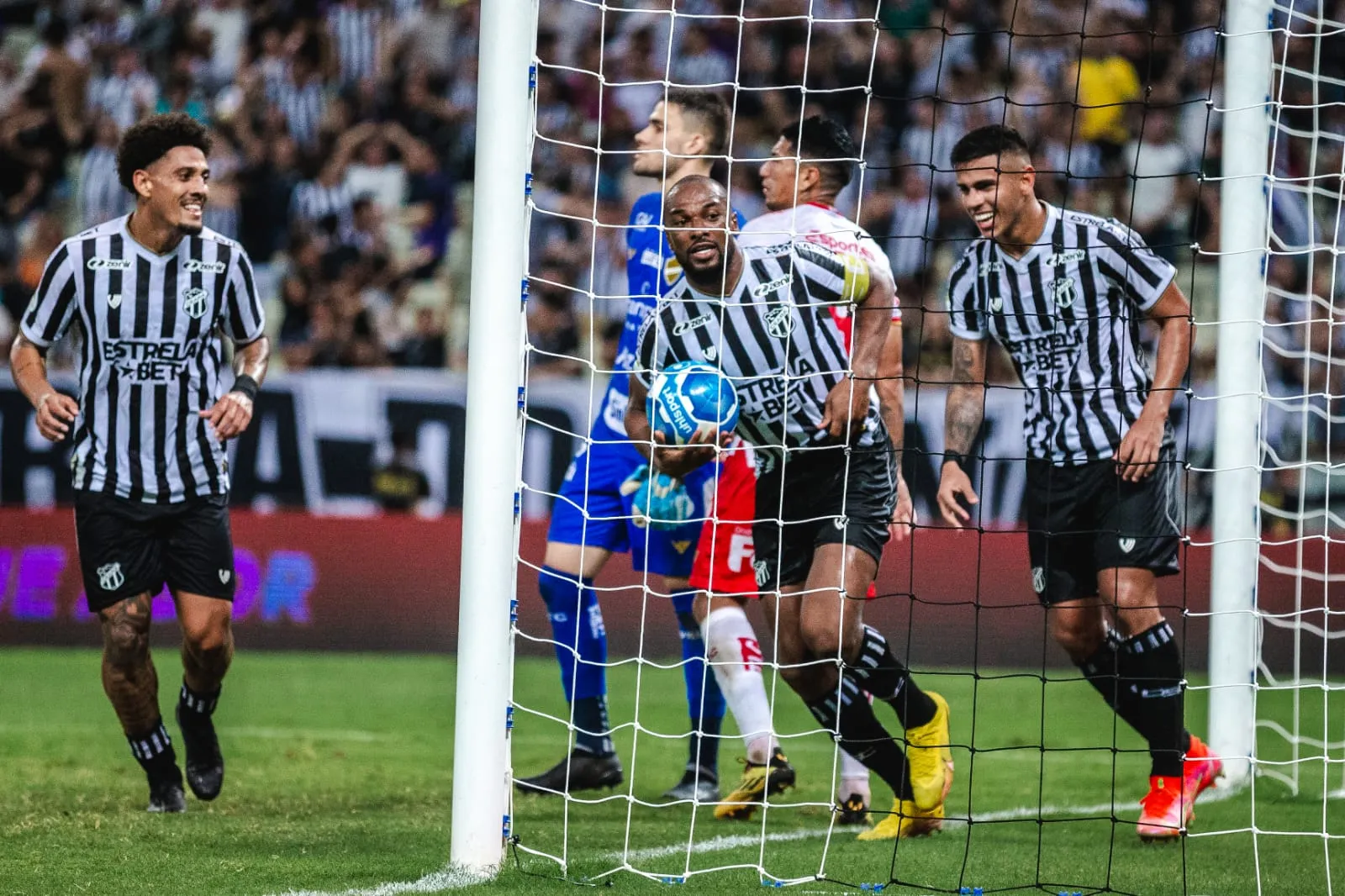 Capitão Luiz Otávio decidiu a partida.