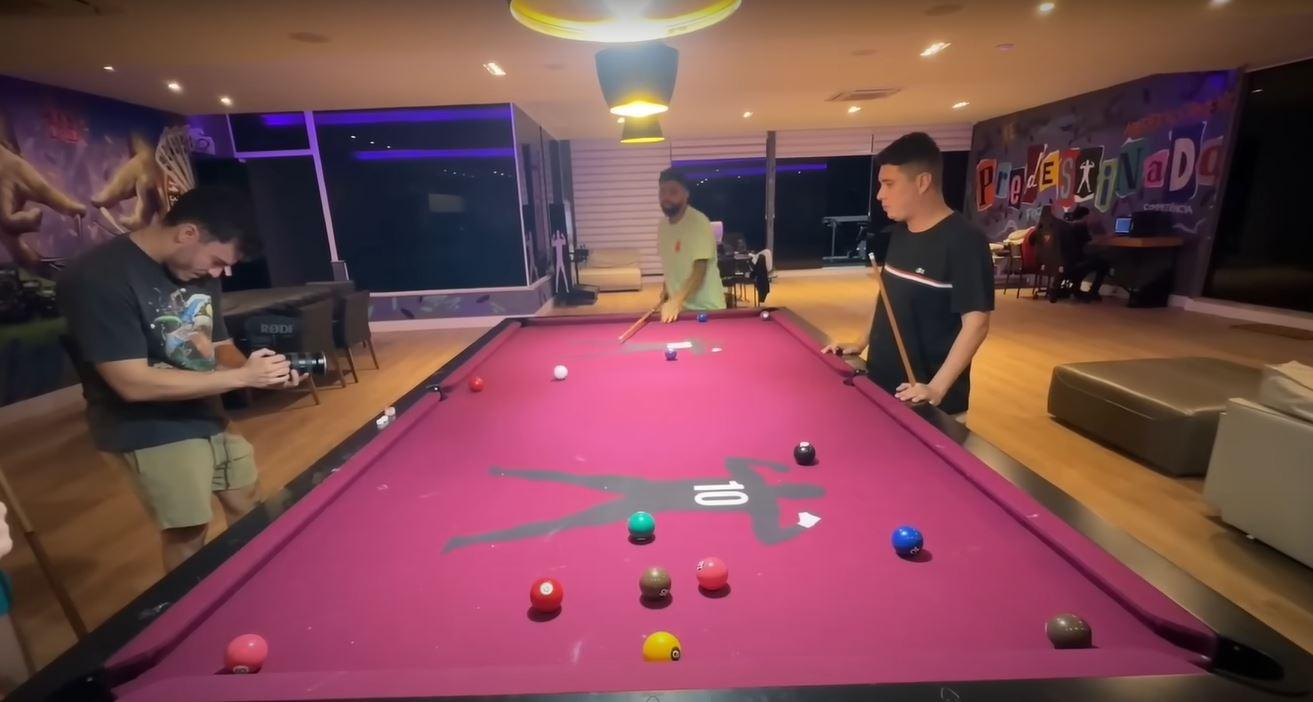 gabigol jogando sinuca